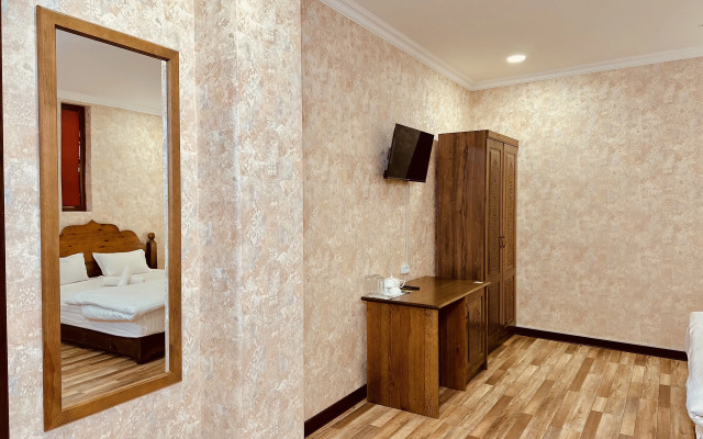 Ayvan Plaza Hotel