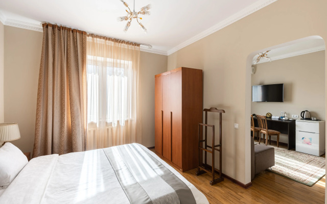 Soluxe Hotel