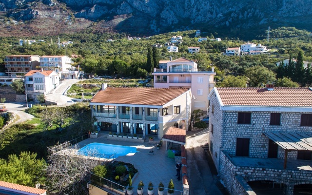 Narcissus Villa