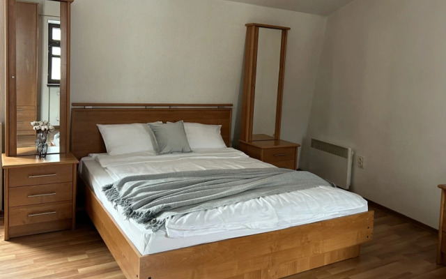 Апартаменты двухкомнатные Тишина и колокола у Ярославского кремля, мансарда (третий этаж)