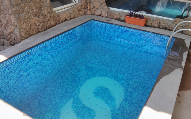 Hin Yerevantsi Hotel