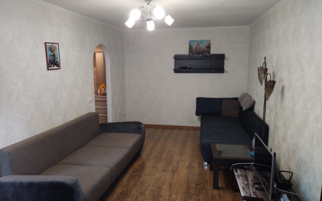 Proletarskaya D.47 U Nizhnego I Verkhnego Ozera Flat