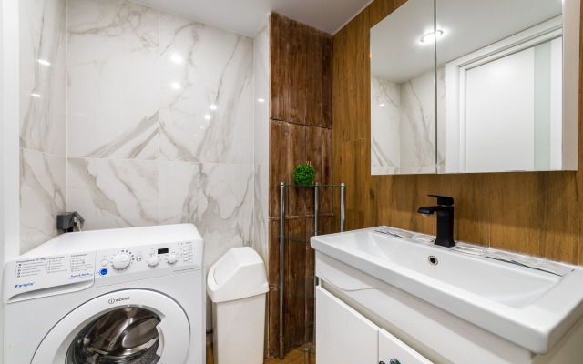 V eko stile s sobstvennym dvorikom dlya otdykha Flat