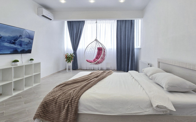 Квартира с большим телевизором и шикарным видом на реку Кубань