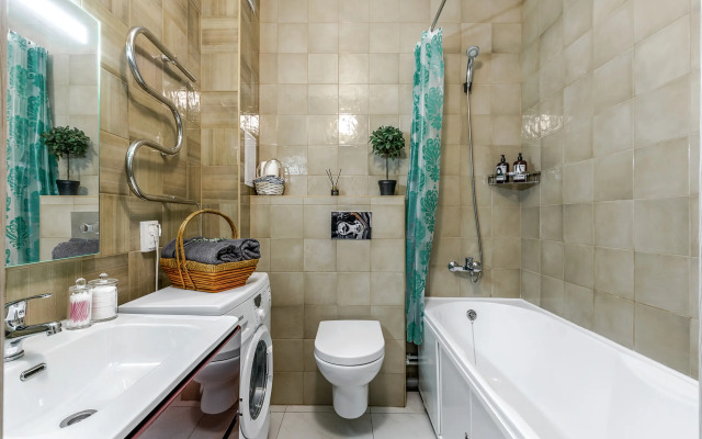 S balkonom i krasivym vidom u metro Apartments