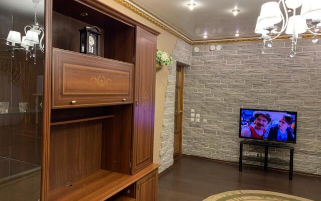 Tryokhkomnatnye Dlya 10 Chelovek Apartments