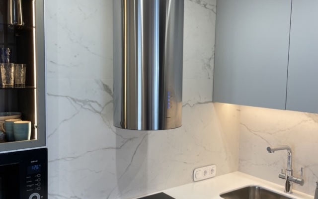 S neveroyatnym vidom na more i zakaty Apartments