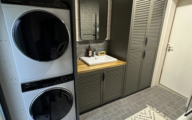 Частный Дом с Верандой в Лесу