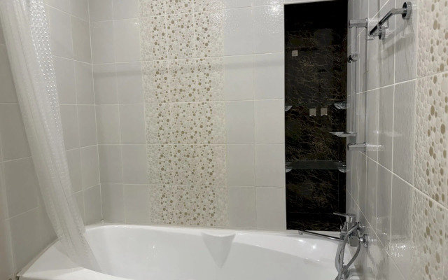145 S Balkonom I Vitrazhnym Ostekleniem Flat