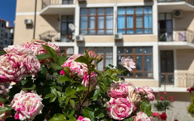 Yarkaya S Kusochkom Morya Flat