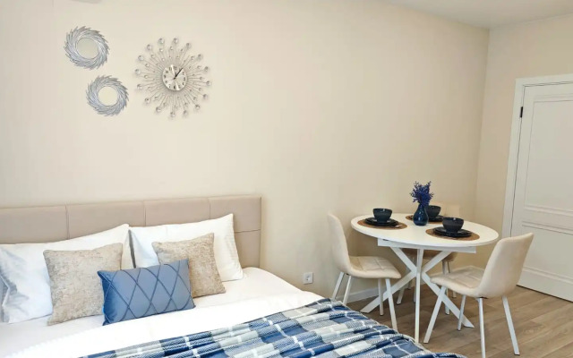 Studiya v Zhk Letniy s vidom na les Apartments