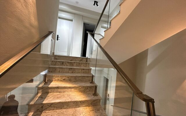 Parliament Hotel & Restaurant