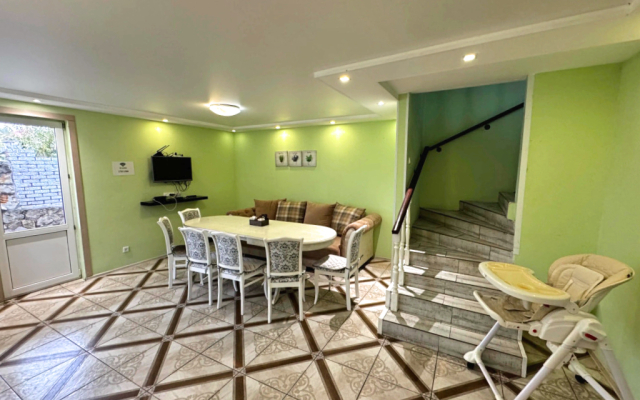 Dvukhetazhny s Saunoy Privat House