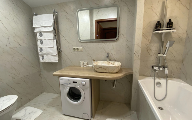 Апартаменты двухкомнатные ВИП 5 Дворик Друзей