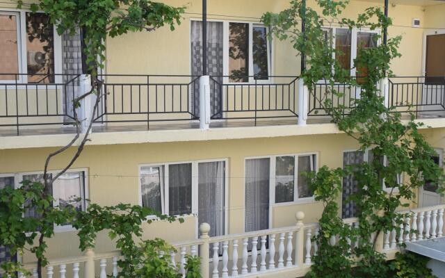 Maksim Guest House