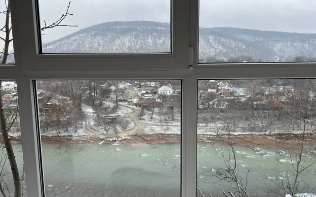 S baney basseynom i mangalom na beregu reki Private house