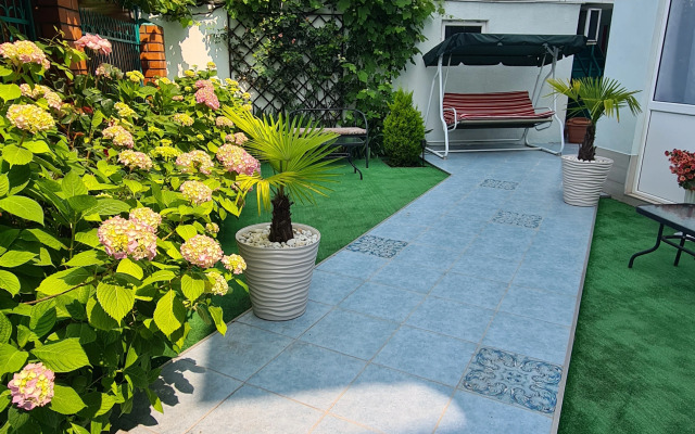 Uyut Loo Guest House