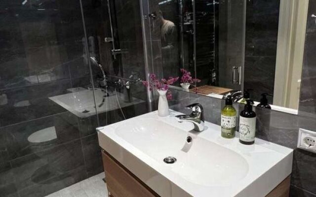 Na Naberezhnoj Bolshoj Hevki Flat