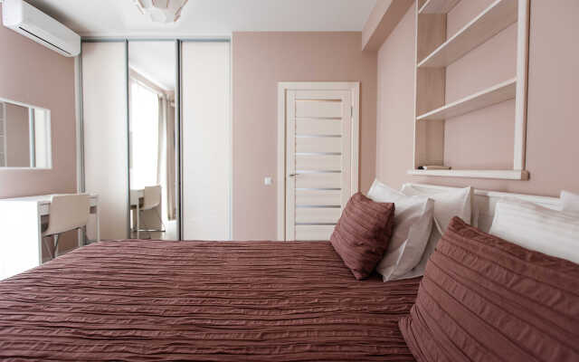 Komfort s otdelnoy spalney i balkonom Apartments
