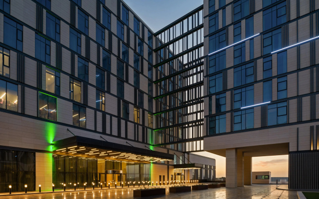 Holiday Inn Dubai Al-Maktoum Airport an IHG