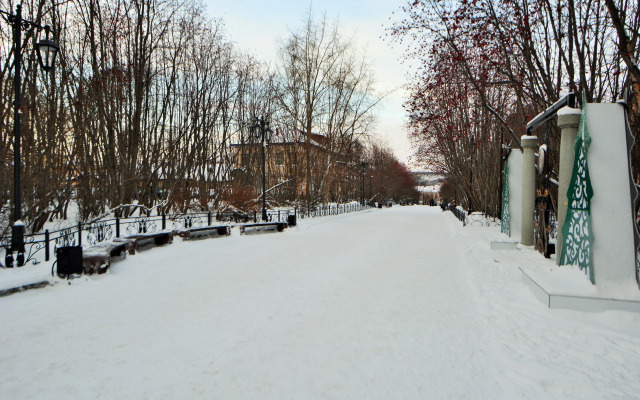 V Tsentre U Dramaticheskogo Teatra Flat