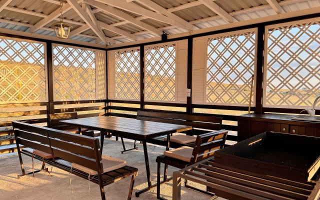 Частный дом у моря с беседкой