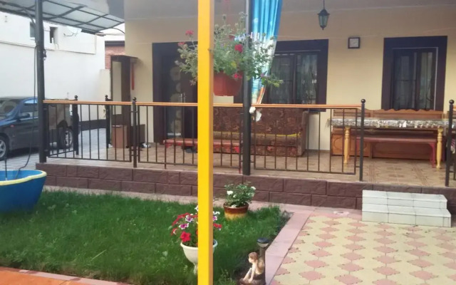 S Basseynom, Verandoy I Sadom Private house