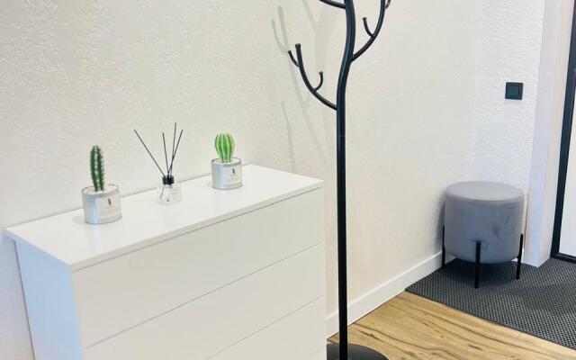 Studiya S Dizaynerskim Remontom S Baseynom I Balkonom Apartaments