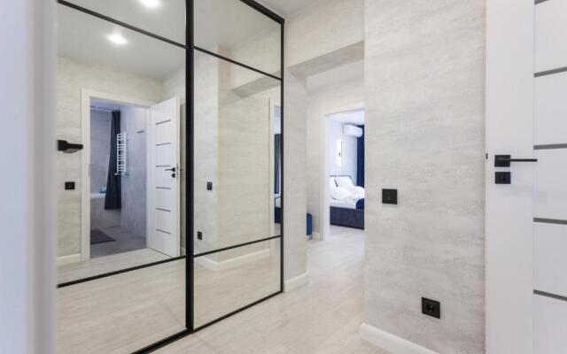 Tryohkomnatnyj Lyuks, centr, ploshchad' Pobedy, CHernyahovskogo 10A, Kolibri#10A Apartments