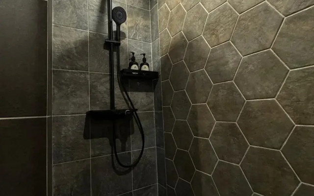 s proektorom v komplekse s sezonnym bassejnom Apartments