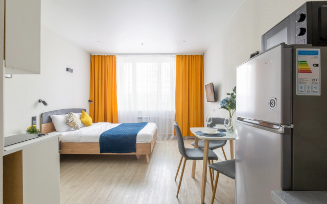 Yarkaya studiya ryadom s naberezhnoj i kondicionerom Flat
