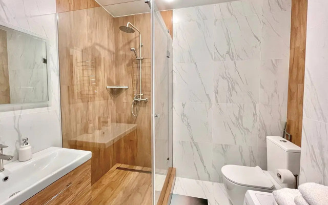 S basseynom u morya Apartment