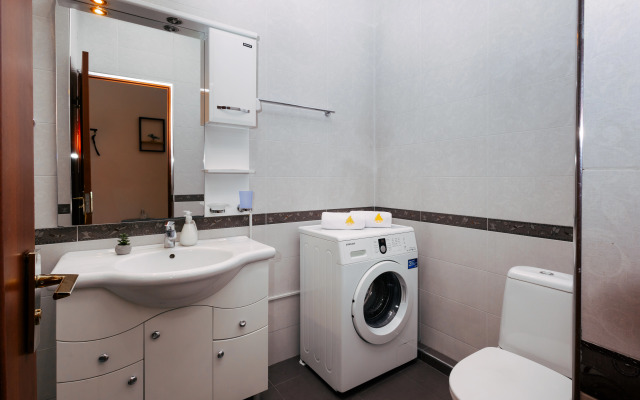 2-K v Novostroyke, Ulitsa Arama, Di480 Flat