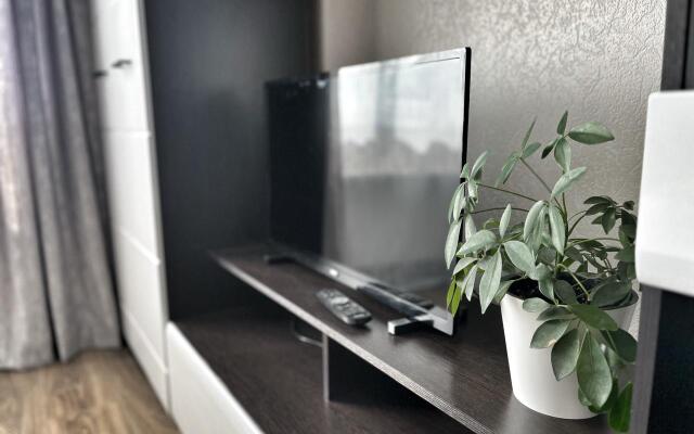 Yelena Ozerki Flat