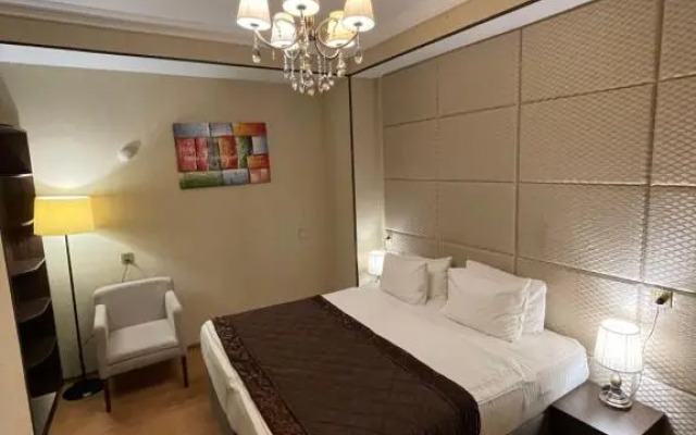Family Grand Mirror Hotel