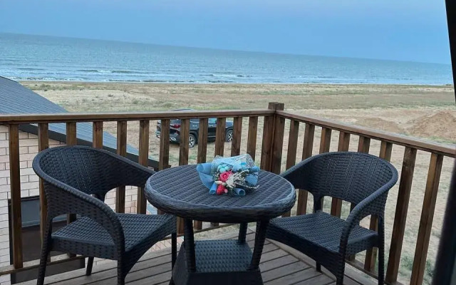 Частный дом с креслом качалкой