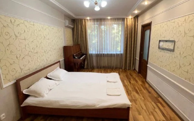 Shikarnaya Trekhkomnatnaya na Michurina Flat