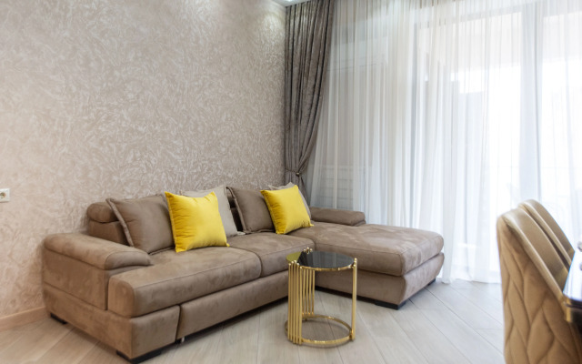 S Prostornoy Terrasoy i Vidom na Park Apartments