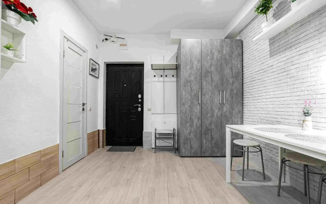Svetlaya i uyutnaya studiya v Esto-Sadke Flat