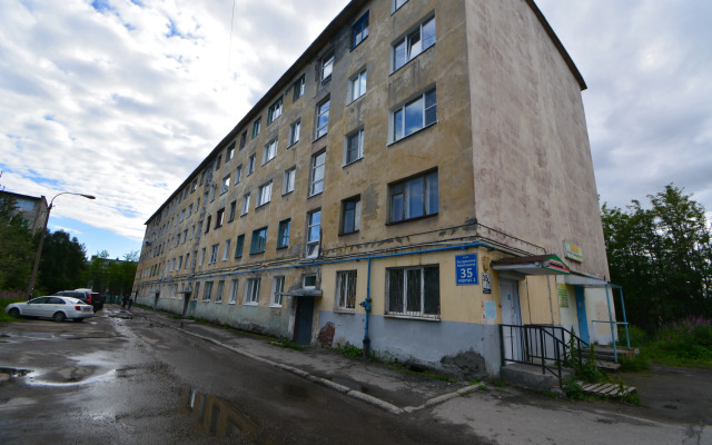 Na Shest Person V Tsentre Flat