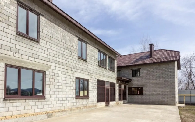 Частный дом с бассейном и баней