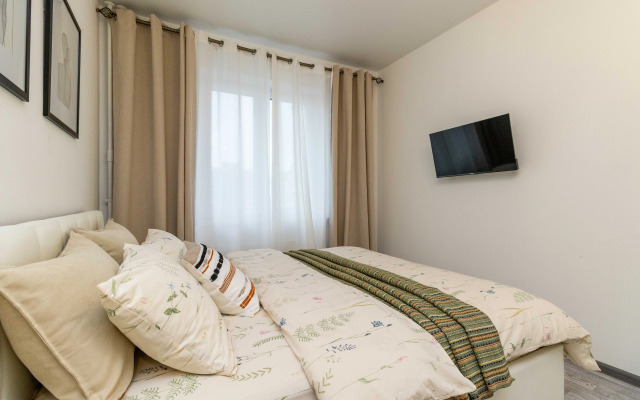 Квартира с желтым диваном