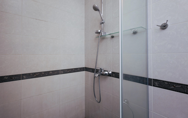 2-K v Novostroyke, Ulitsa Arama, Di480 Flat