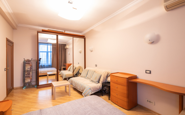 Ryadom S Krasnoy Ploschadyyu Flat
