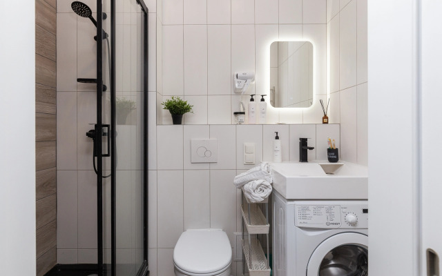 Yarkaya studiya ryadom s naberezhnoj i kondicionerom Flat