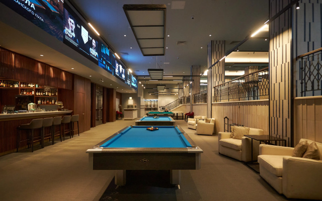 Отель FarFour Inn & Suite