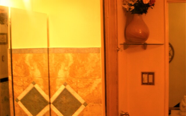 Bob Cinciruk Mini-Hotel