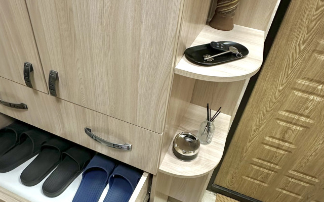 Частный дом с прудом террасами джакузи