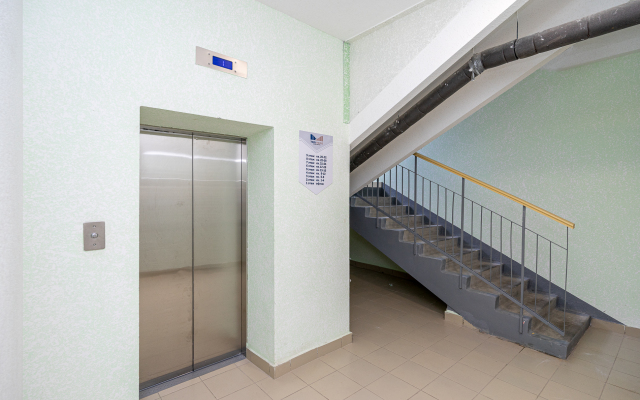 Svetlaya kvartira s parkovkoy na Gubkina Flat