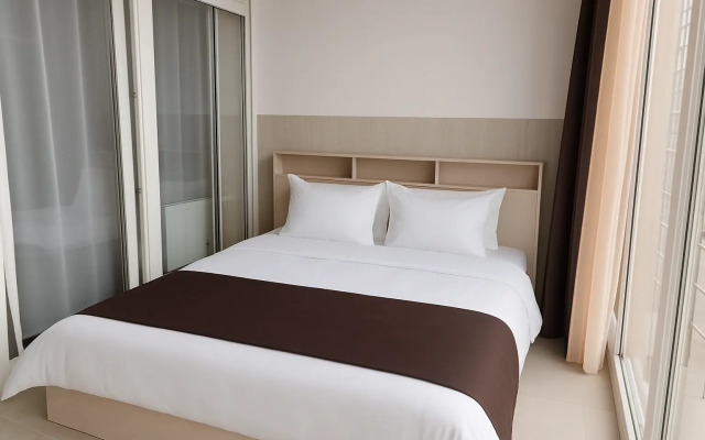 Prostornaya dlya gostey 6kh s krovatkoy i pelenal'nym stolikom dlya detey i kukhonnoy zonoy Flat